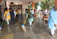 हनुमान मंदिरात स्वच्छता अभियान, खासदारांनी हाती घेतला झाडू-पोचा