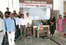 सावित्रीबाई फुले यांच्या जयंतीनिमित्त सरकारी कार्यालयांमध्ये अभिवादन