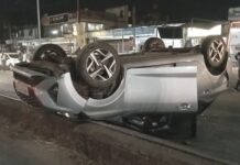 रस्ता दुभाजकाला धडकून कार उलटली, शिक्षक दाम्पत्य सुखरूप बचावले