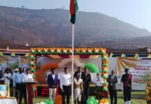 लॅायड्स मेटल्सच्या सुरजागड लोहखाणीत हेडरीतील वयोवृद्धाच्या हस्ते ध्वजारोहण