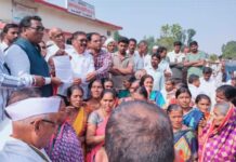 जमिनी वाचविण्यासाठी शेतकऱ्यांची आमदार होळी यांना भावनिक साद