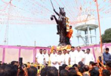 ना.विजय वडेट्टीवार यांच्या उपस्थितीत शिवरायांच्या स्मारकाचे पूजन व ध्वजारोहण