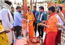 माजी पालकमंत्री अम्ब्रिशराव आत्राम यांनी मेडारममध्ये घेतले सहपरिवार दर्शन