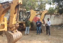 रस्त्याच्या कामासाठी राखीव वनात जेसीबीने माती व मुरूमाचे खोदकाम