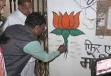 डॉ.गावित आणि खा.नेते यांनी हाती कुंचला घेऊन कुरखेडातील भिंतींवर रेखाटले कमळ