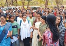 आदिवासी वसतिगृहाच्या महिला वॅार्डनसाठी विद्यार्थिनींचे खासदारांना साकडे