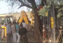 अपघातानंतर एक तास केबिनमध्ये अडकून असलेल्या ट्रक चालकाला जीवदान