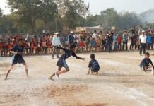 अधिकारी-कर्मचारी रमले खेळाच्या मैदानावर, विद्यार्थ्यांच्या क्रीडा कौशल्याला संधी