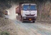 रेतीच्या ट्रकांमुळे रस्त्याची दुरवस्था, कंत्राटदारानेच दुरूस्ती करावी