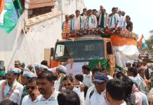 डॅा.किरसान यांचे नामांकन दाखल करताना महाविकास आघाडीचे शक्तीप्रदर्शन