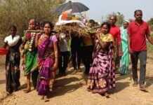 चार विवाहित मुलींनी खांदा देऊन केले आपल्या वडीलावर अंत्यसंस्कार