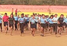 नेहरू युवा केंद्राच्या वतीने आयोजित नारीशक्ती फिटनेस स्पर्धेत धावल्या युवती