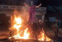 राजकारण बाजुला ठेवत कुरुडवासियांनी होळीत जपला सामाजिक एकोपा