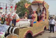 दिव्यांग आणि वृद्ध मतदारांची रथावरून मिरवणूक, पिंक बुथही ठरले आकर्षण