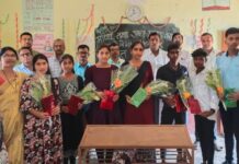 प्रेरणादायी पुस्तके भेट देऊन दहावी, बारावीतील गुणवंत विद्यार्थ्यांचा सत्कार