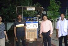 रेती तस्करीतील एक ट्रॅक्टर पकडला, दुसरा तलाठ्याला ढकलून पळाला