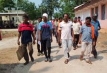 वीज पुरवठा सुरू करण्यासाठी चार गावचे नागरिक धडकले तहसील कार्यालयावर