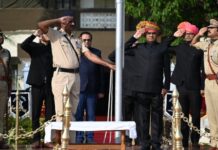 लोकांचा लोकशाहीवरील विश्वास प्रेरणादायी, महाराष्ट्र दिनी जिल्हाधिकाऱ्यांचे गौरवोद्गार