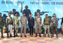 सहा लाखांचे ईनाम असणाऱ्या छत्तीसगडी नक्षलवाद्याची गडचिरोली पोलिसांपुढे शरणागती