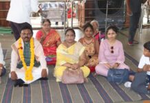 निवडणुकीतील विजयासाठी खासदार नेते यांचे संत भोजाजी महाराज मठात साकडे
