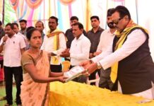 सुरजागड ईस्पात कंपनीतर्फे विद्यार्थ्यांना नोटबुक, तर महिलांना वाटल्या साड्या