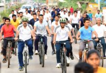 अन् गडचिरोलीत वरिष्ठ पोलिस अधिकारी आणि कर्मचारी झाले सायकलवर स्वार