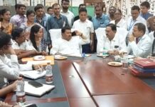 विरोधीपक्ष नेते वडेट्टीवार यांनी घेतली आरोग्य विभागाच्या अधिकाऱ्यांची परेड