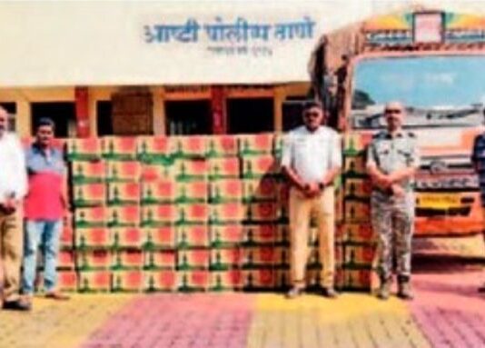 दक्षिण गडचिरोलीत मालवाहू वाहनातून दारूची आयात, 12 लाखांची दारू पकडली