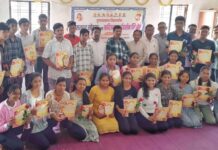 फुले दाम्पत्य प्रतिष्ठानने केला दहावी, बारावीतील गुणवंत विद्यार्थ्यांचा सत्कार