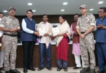 41 लाखांचे इनाम असलेल्या नक्षल दाम्पत्याचे गृहमंत्री फडणवीस यांच्यापुढे आत्मसमर्पण