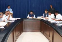 आरमोरी मतदार संघातील विकास कामांचा पालकमंत्री फडणविसांनी घेतला आढावा