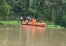 नाल्याच्या पुरामुळे शेतामध्ये अडकलेल्या पाच जणांना मोटारबोटने काढले बाहेर