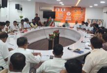 उपमुख्यमंत्री फडणवीस यांच्या अध्यक्षतेखाली आदिवासींच्या समस्यांवर मुंबईत मंथन