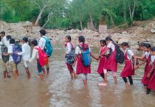 जीव धोक्यात घालून विद्यार्थ्यांना काढावी लागते वाहत्या नदीपात्रातून वाट