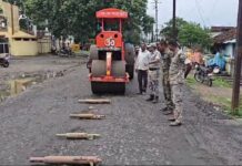 फटाके फोडत धावणाऱ्या 6 बुलेटच्या सायलेन्सरवरून फिरविला रोड रोलर