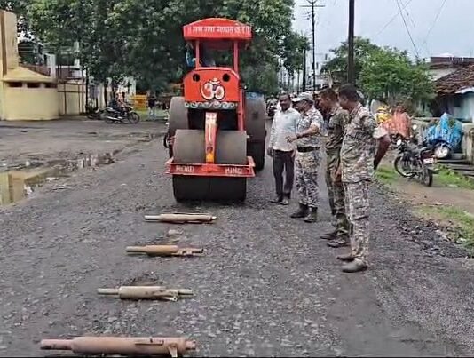 फटाके फोडत धावणाऱ्या 6 बुलेटच्या सायलेन्सरवरून फिरविला रोड रोलर