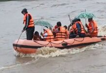 तीन महिलांसह एका ट्रकचालकाला पुराच्या पाण्यातून काढत दिले उपचार