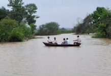 पाण्याखाली गेलेली शेती पाहण्यासाठी अप्पर जिल्हाधिकाऱ्यांचा डोंग्यातून प्रवास