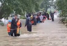 एकाच दिवशी 93 लोकांना पुराच्या पाण्यातून काढत निवारले संकट