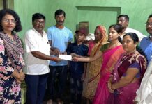 कोंढाळ्यातील ‘त्या’ मृत बालकाच्या कुटुंबियांना चार लाखांच्या धनादेशाचे वाटप