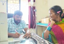 स्वत:ला सलाईन लावलेल्या हाताने मलेरियाग्रस्त डॅाक्टरची रुग्णसेवा