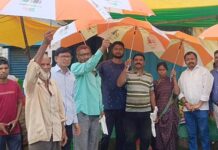 पावसापासून बचावासाठी राष्ट्रवादी काँग्रेसने केले अहेरी, देवलमरीत छत्र्यांचे वाटप