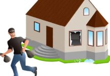 तोंडाला रूमाल बांधून आलेल्या तीन चोरट्यांनी पळविला चार लाखांचा ऐवज