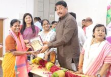 काँग्रेसच्या वतीने प्रदेशाध्यक्ष नाना पटोले यांच्या हस्ते कुसूम अलाम यांचा सत्कार