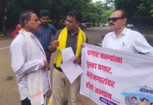 पुनर्नियुक्ती घेणाऱ्या सेवानिवृत्त शिक्षकांचे स्वागत करून उपहासात्मक आंदोलन