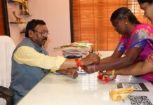 गडचिरोलीत शिवसेनेच्या महिलांनी मा.खा.अशोक नेते यांना बांधल्या राख्या