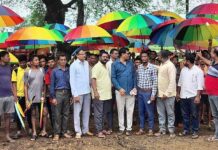 सुरगावच्या शेतकऱ्यांना छत्र्यांचे वाटप, मानवाधिकार संघटनेचा पुढाकार