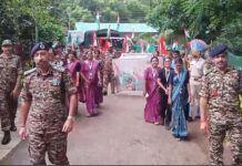 सीआरपीएफच्या तिरंगा रॅलीत शालेय विद्यार्थ्यांसह शिक्षकवृंदही सहभागी