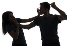 काऊंटरवर बसलेल्या युवतीला मारहाण, आरोपीला अटक करण्याची मागणी