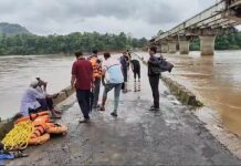 वाहत्या नदीत उडी मारणाऱ्या महिलेचे पोलिसांच्या पथकाने वाचविले प्राण